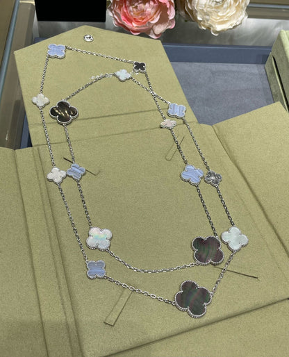 [Raffine] COLLAR DE PLATA CON 16 MOTIVOS DE TRÉBOL Y CALCEDONIA