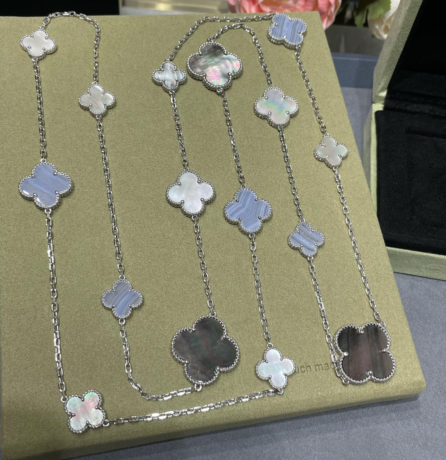 [Raffine] COLLAR DE PLATA CON 16 MOTIVOS DE TRÉBOL Y CALCEDONIA