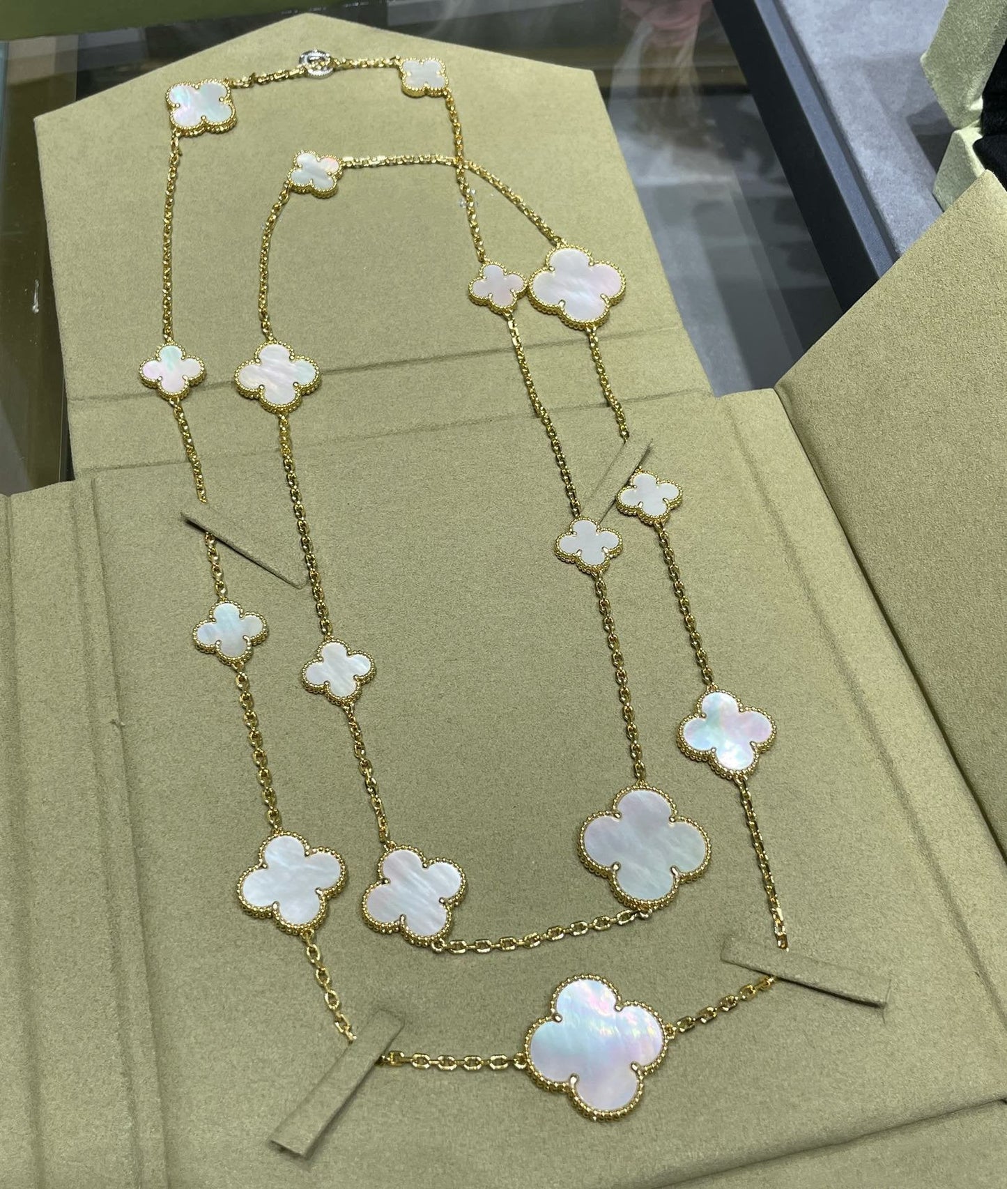 [Raffine] COLLAR DE ORO BLANCO CON 16 MOTIVOS DE TRÉBOL