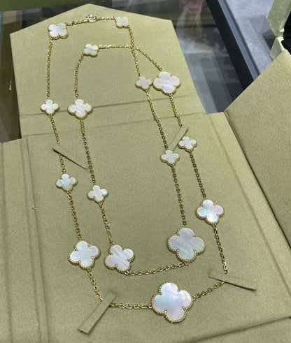 [Raffine] COLLAR DE ORO BLANCO CON 16 MOTIVOS DE TRÉBOL