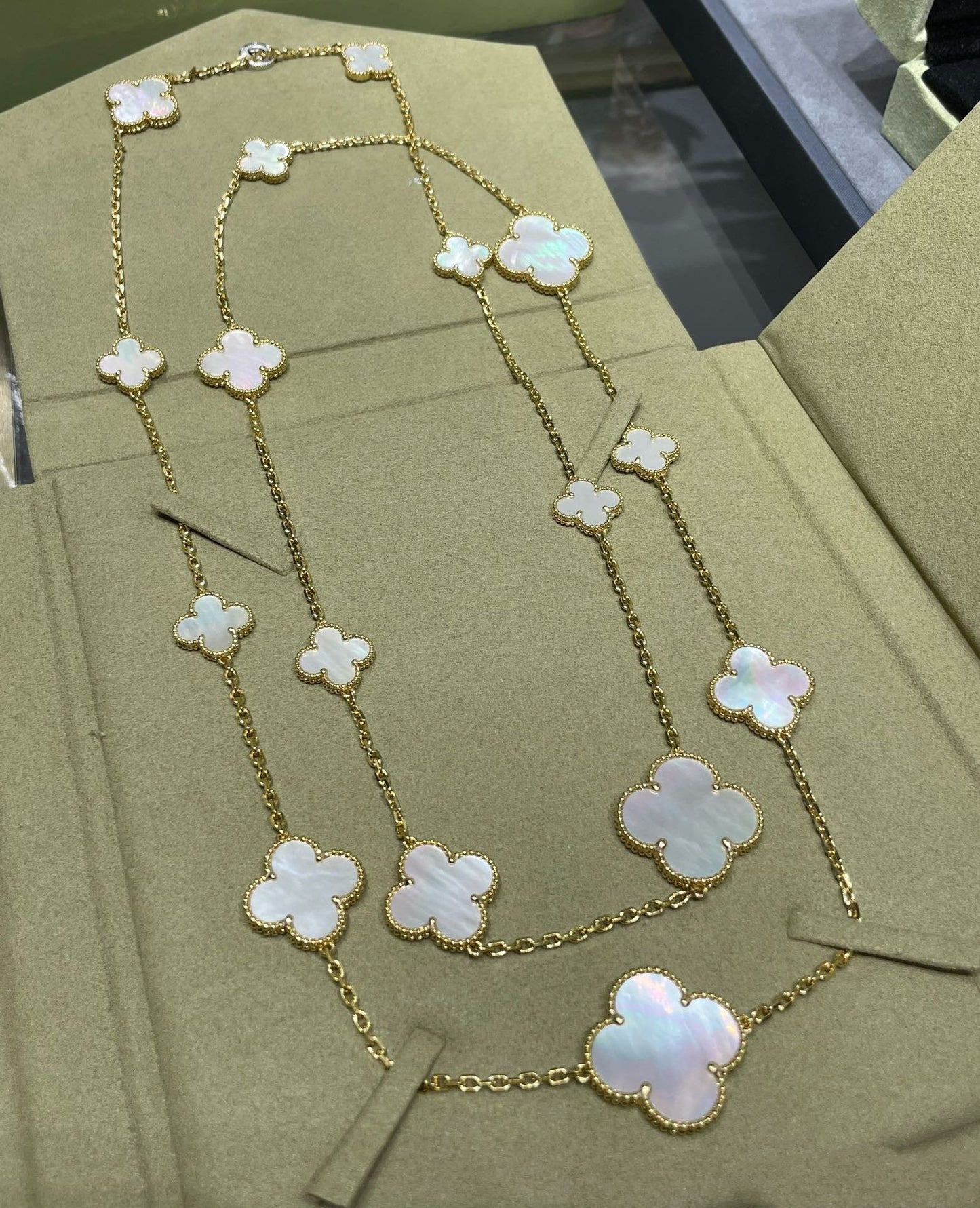 [Raffine] COLLAR DE ORO BLANCO CON 16 MOTIVOS DE TRÉBOL