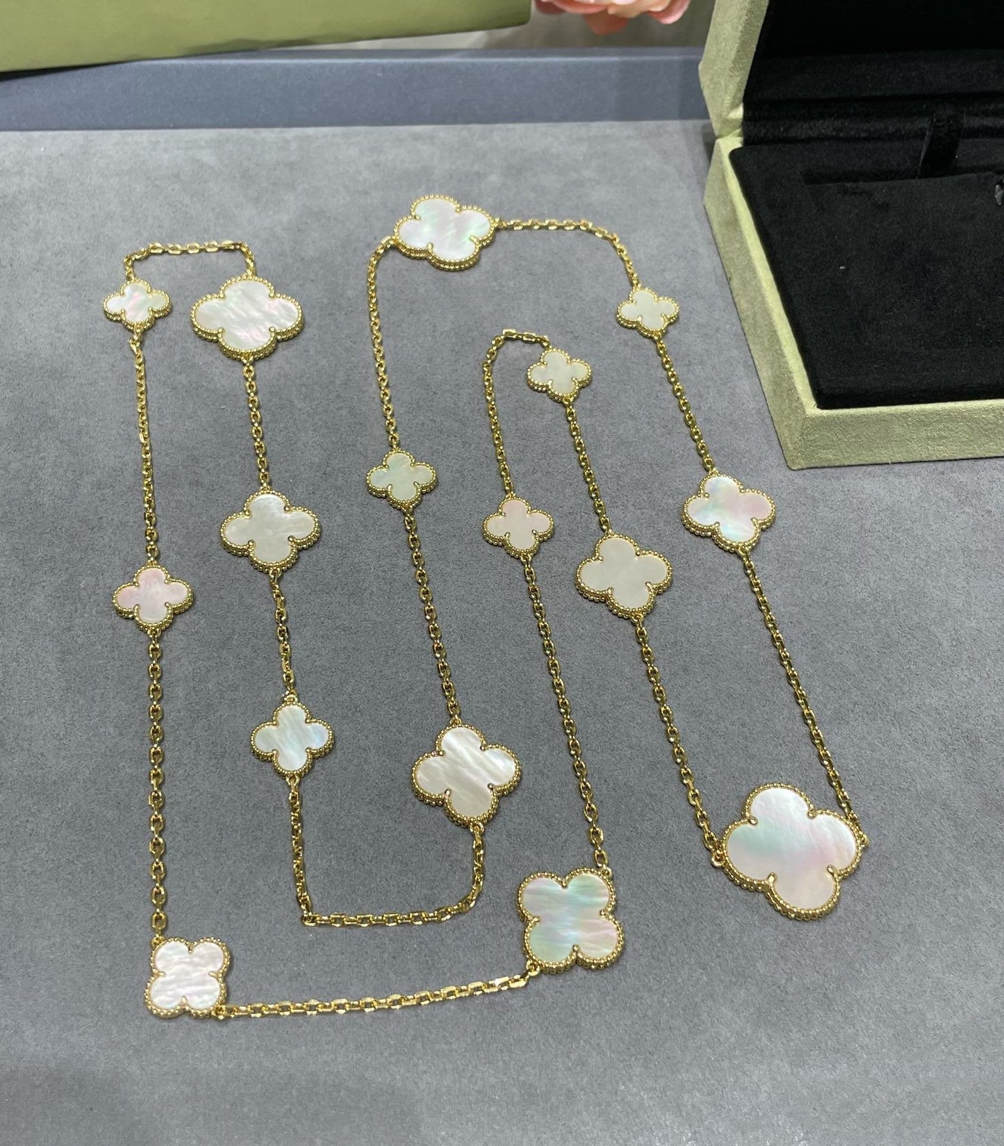 [Raffine] COLLAR DE ORO BLANCO CON 16 MOTIVOS DE TRÉBOL
