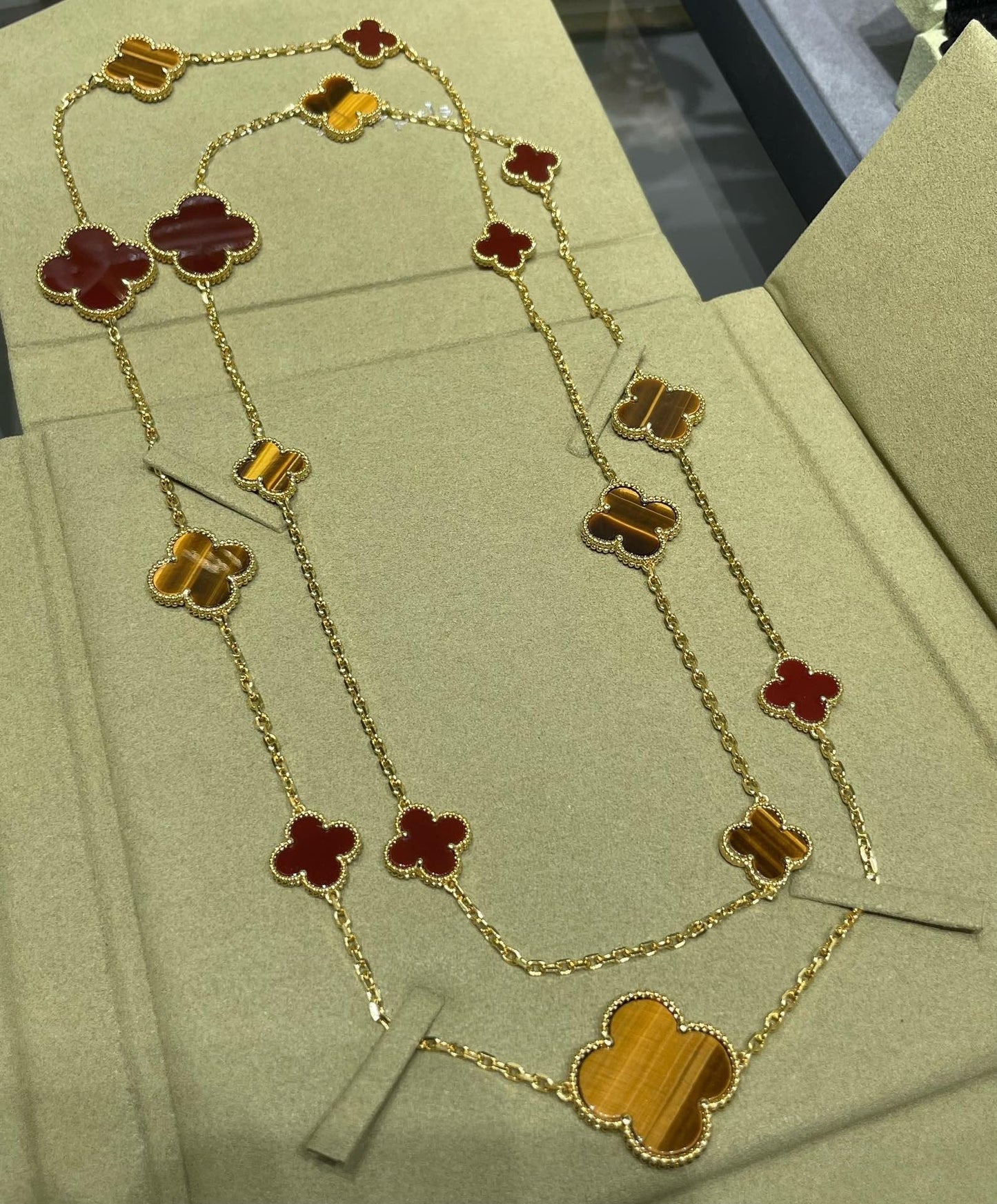 [Raffine] COLLAR DE OJO DE TIGRE CON 16 MOTIVOS DE TRÉBOL Y CORNALINA EN ORO ROSA