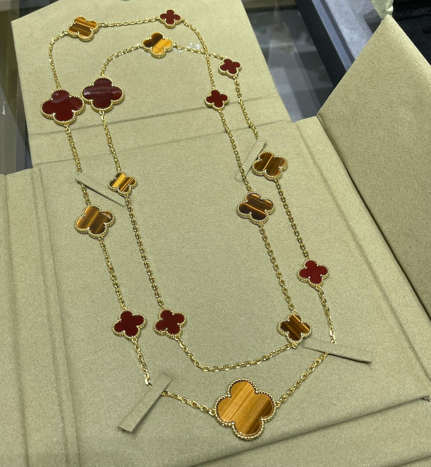 [Raffine] COLLAR DE OJO DE TIGRE CON 16 MOTIVOS DE TRÉBOL Y CORNALINA EN ORO ROSA