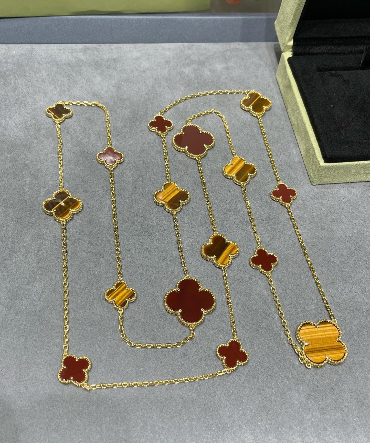 [Raffine] COLLAR DE OJO DE TIGRE CON 16 MOTIVOS DE TRÉBOL Y CORNALINA EN ORO ROSA