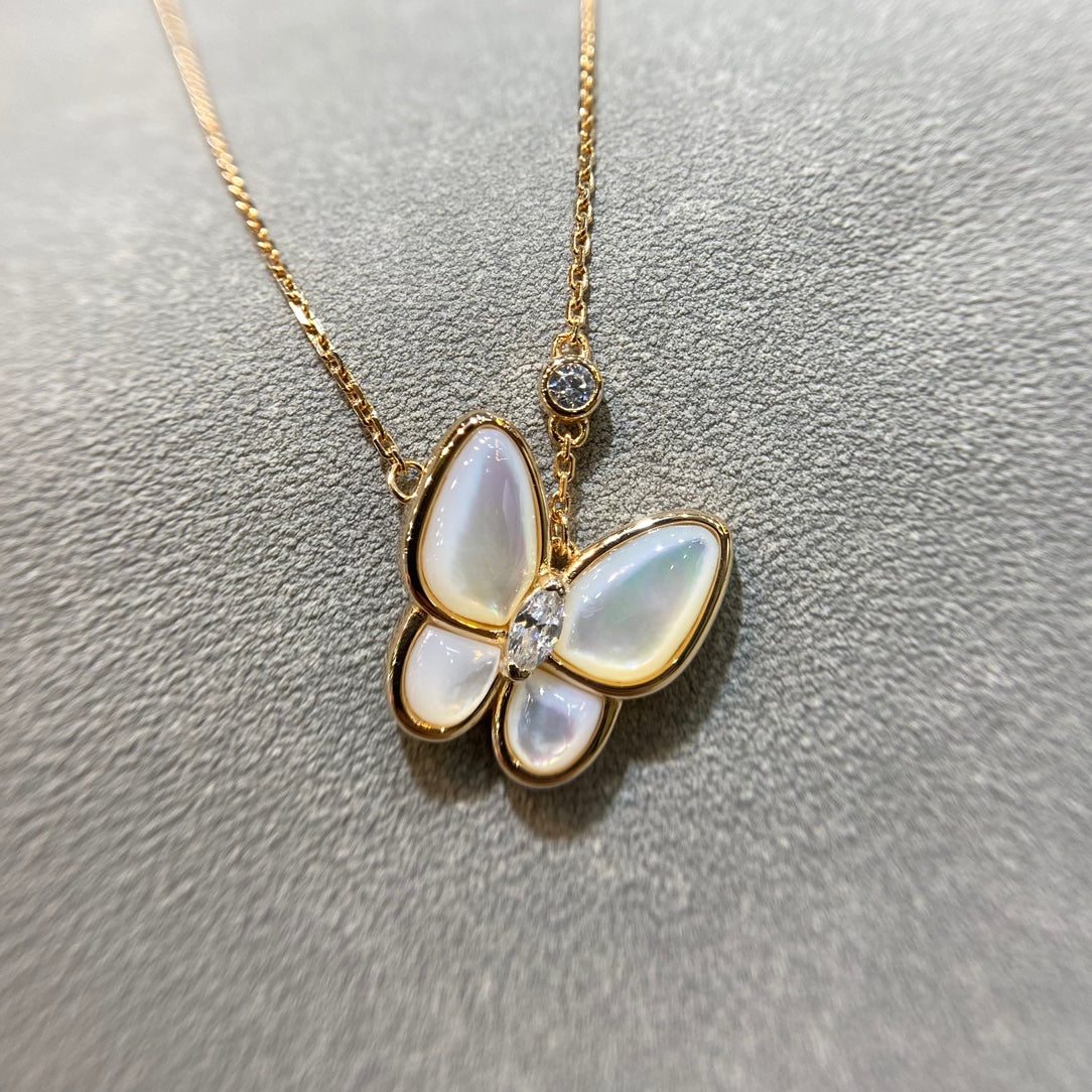 [Raffine] COLLAR DE DIAMANTES CON MARIPOSA Y TRAPEADOR