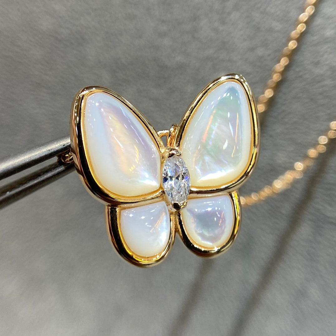 [Raffine] COLLAR DE DIAMANTES CON MARIPOSA Y TRAPEADOR