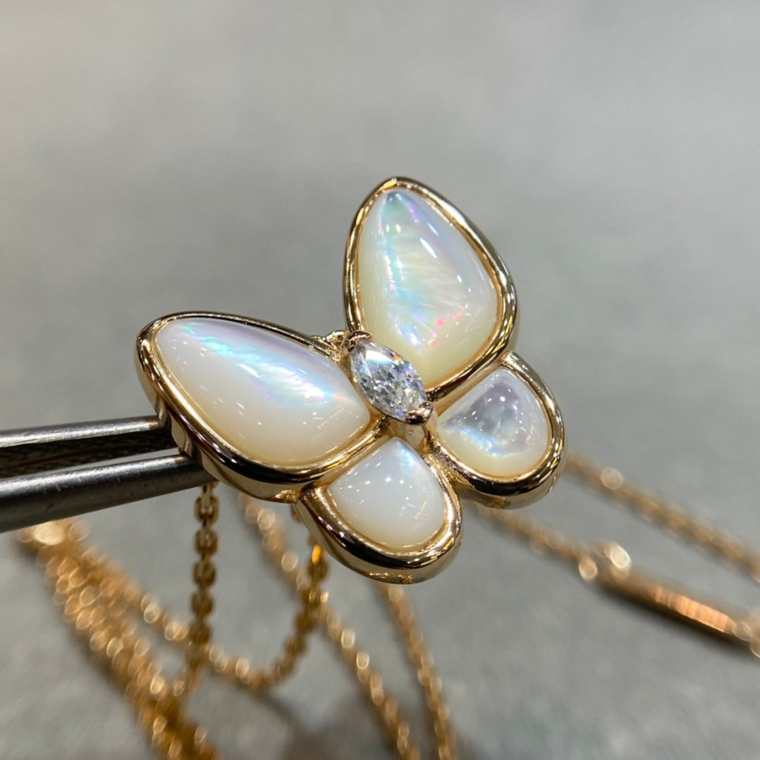 [Raffine] COLLAR DE DIAMANTES CON MARIPOSA Y TRAPEADOR