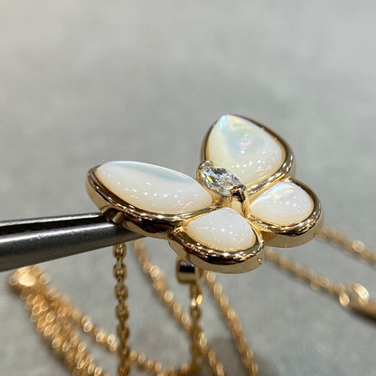 [Raffine] COLLAR DE DIAMANTES CON MARIPOSA Y TRAPEADOR