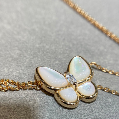 [Raffine] COLLAR DE DIAMANTES CON MARIPOSA Y TRAPEADOR