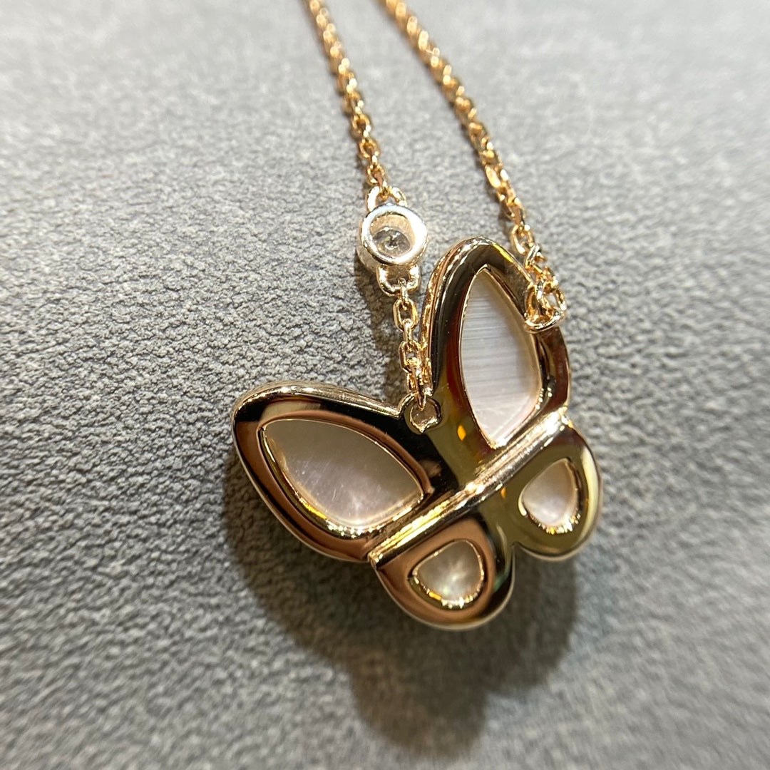 [Raffine] COLLAR DE DIAMANTES CON MARIPOSA Y TRAPEADOR
