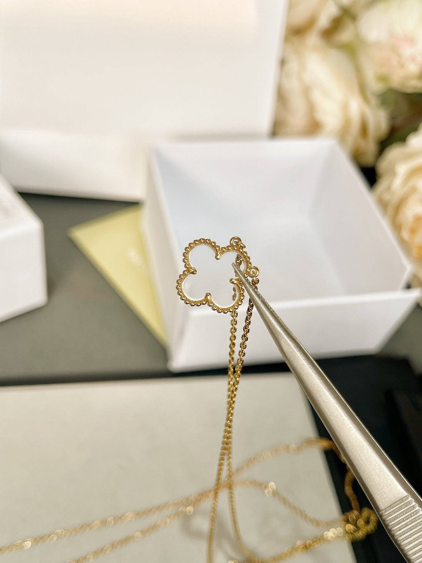 [Raffine] COLLAR DE ORO ROSA CON CRISTAL DE ROCA DE TRÉBOL