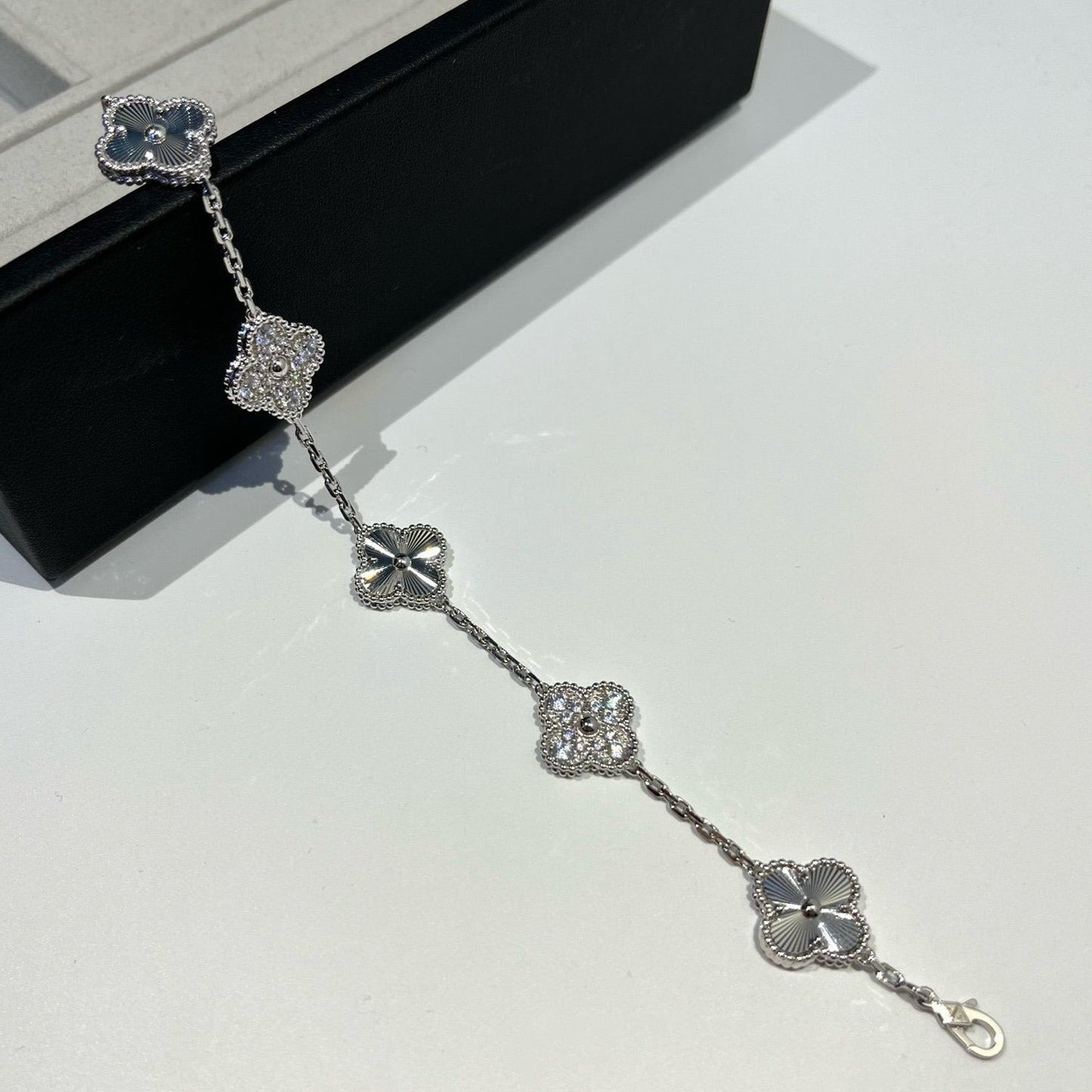 [Raffine] مجموعة سوار CLOVER 5 MOTIF LASER