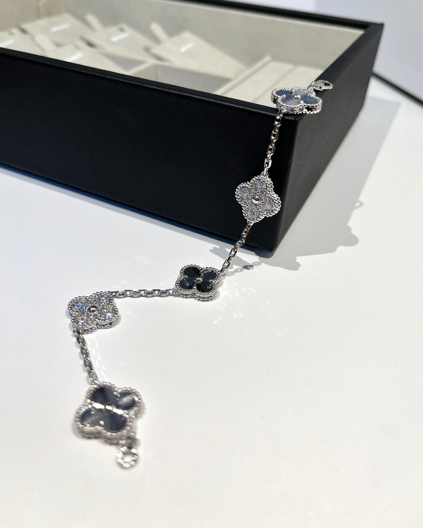 [Raffine] مجموعة سوار CLOVER 5 MOTIF LASER