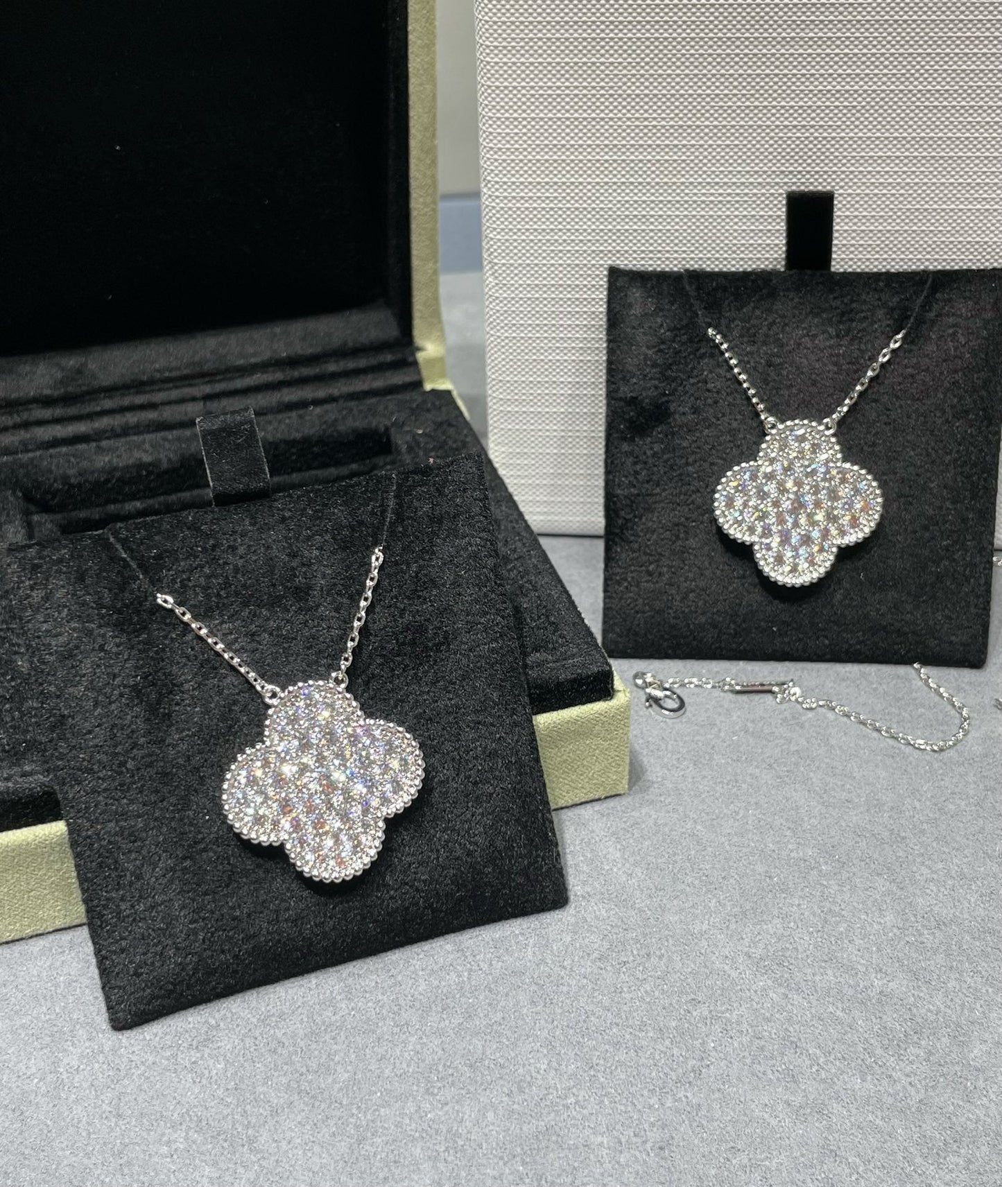 [Raffine] COLLAR DE PLATA CON COLGANTE DE TRÉBOL DE 25 MM Y DIAMANTES PAVÉ