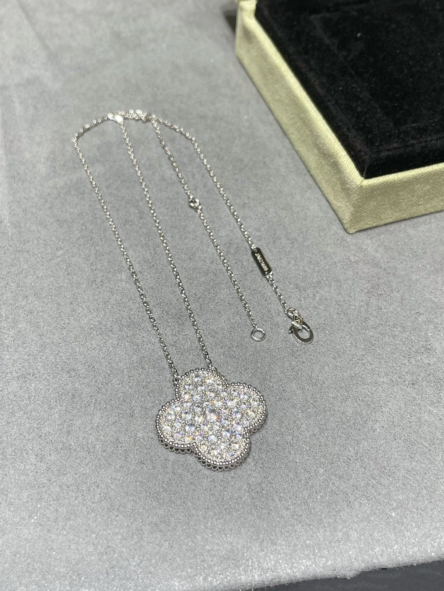 [Raffine] COLLAR DE PLATA CON COLGANTE DE TRÉBOL DE 25 MM Y DIAMANTES PAVÉ