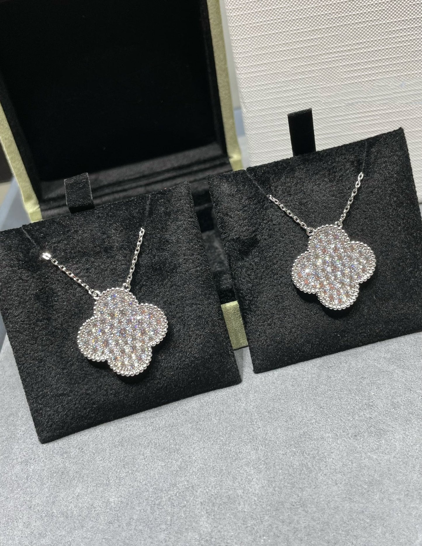 [Raffine] COLLAR DE PLATA CON COLGANTE DE TRÉBOL DE 25 MM Y DIAMANTES PAVÉ
