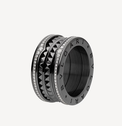 [Raffine]ZERO 1 ROCK ANILLO DE CUATRO BANDAS DE CERÁMICA NEGRA CON ESPIRAL TACHUELADA Y DIAMANTES PAVÉ