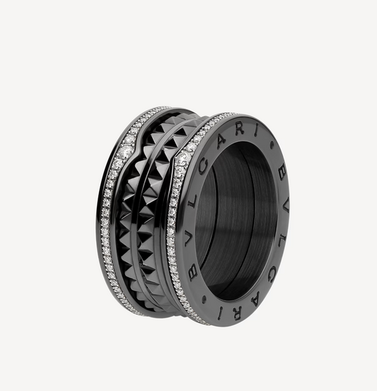 [Raffine]ZERO 1 ROCK ANILLO DE CUATRO BANDAS DE CERÁMICA NEGRA CON ESPIRAL TACHUELADA Y DIAMANTES PAVÉ