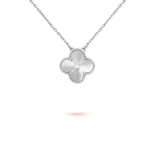 [Raffine] COLLAR DE PLATA CON LÁSER Y DIAMANTES DE TRÉBOL DE 15 MM