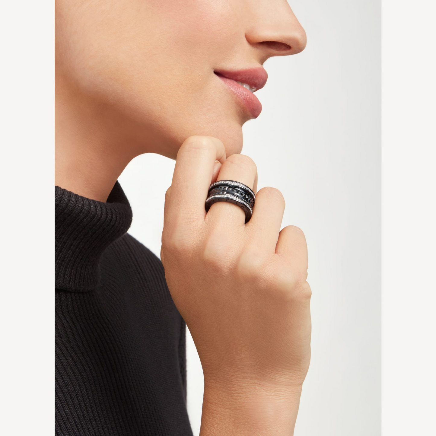 [Raffine]ZERO 1 ROCK ANILLO DE CUATRO BANDAS DE CERÁMICA NEGRA CON ESPIRAL TACHUELADA Y DIAMANTES PAVÉ