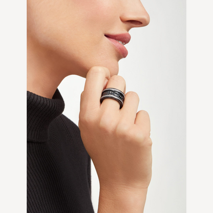 [Raffine]ZERO 1 ROCK ANILLO DE CUATRO BANDAS DE CERÁMICA NEGRA CON ESPIRAL TACHUELADA Y DIAMANTES PAVÉ