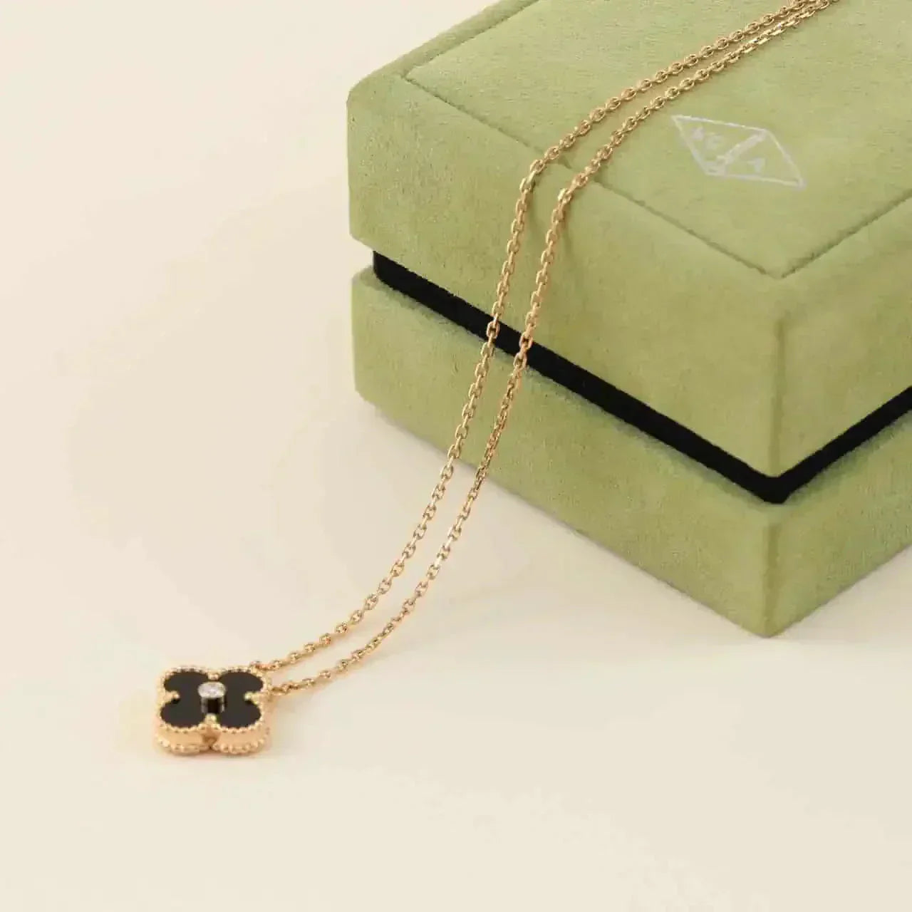 [Raffine] COLLAR DE ÓNIX Y DIAMANTE DE TRÉBOL DE 15 MM