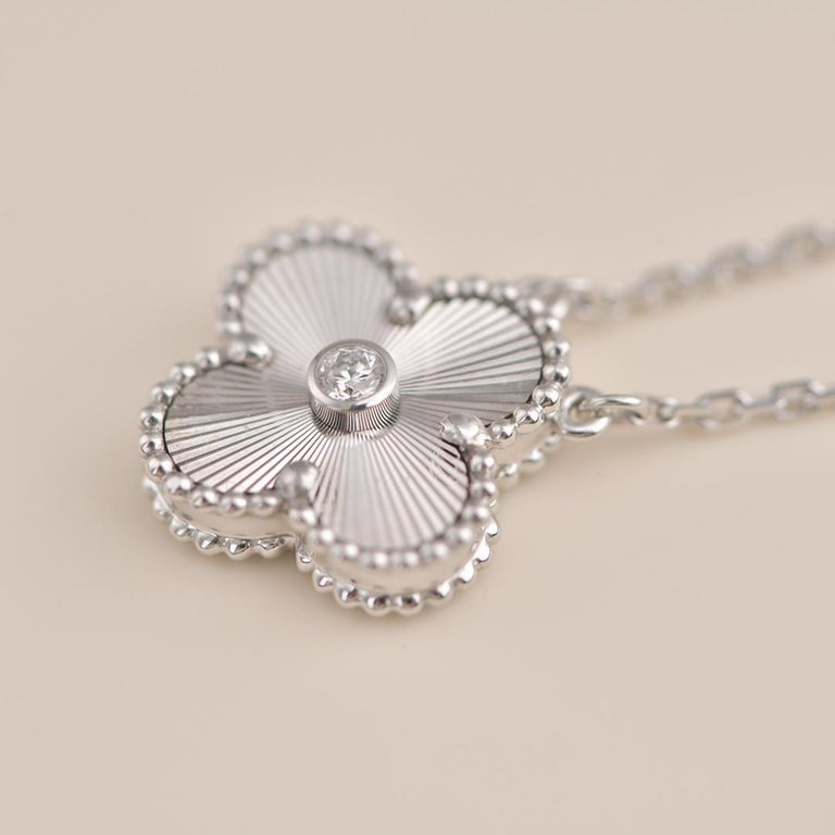 [Raffine] COLLAR DE PLATA CON LÁSER Y DIAMANTES DE TRÉBOL DE 15 MM