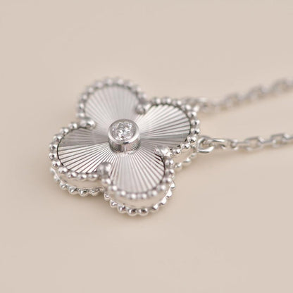 [Raffine] COLLAR DE PLATA CON LÁSER Y DIAMANTES DE TRÉBOL DE 15 MM