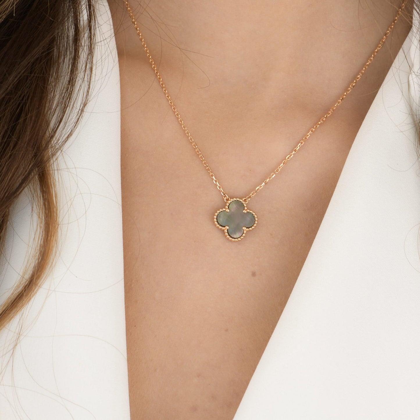 [Raffine] COLLAR DE NÁCAR GRIS DE 15 MM DE TRÉBOL