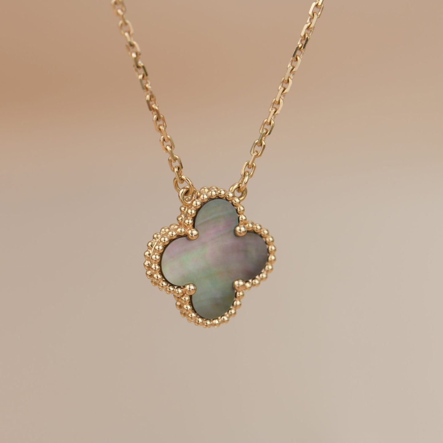 [Raffine] COLLAR DE NÁCAR GRIS DE 15 MM DE TRÉBOL