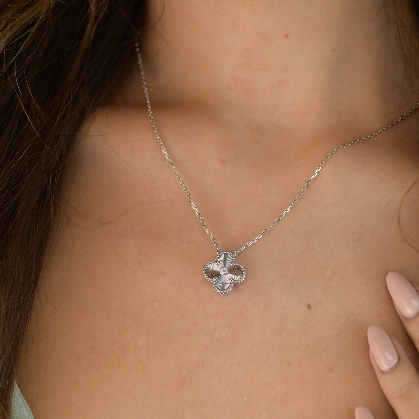[Raffine] COLLAR DE PLATA CON LÁSER Y DIAMANTES DE TRÉBOL DE 15 MM
