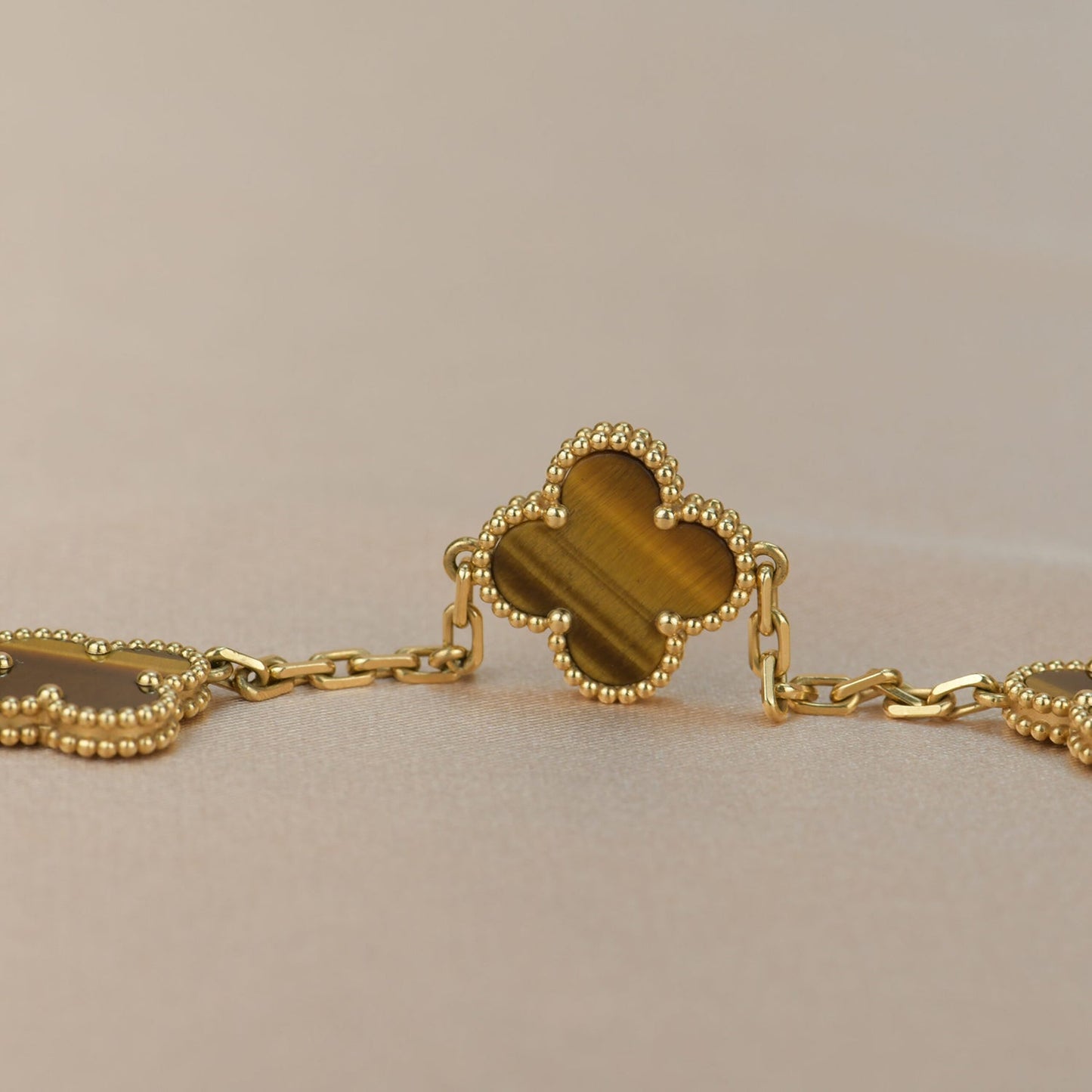 [Raffine] PULSERA DE OJO DE TIGRE CON 5 MOTIVOS DE TRÉBOL 