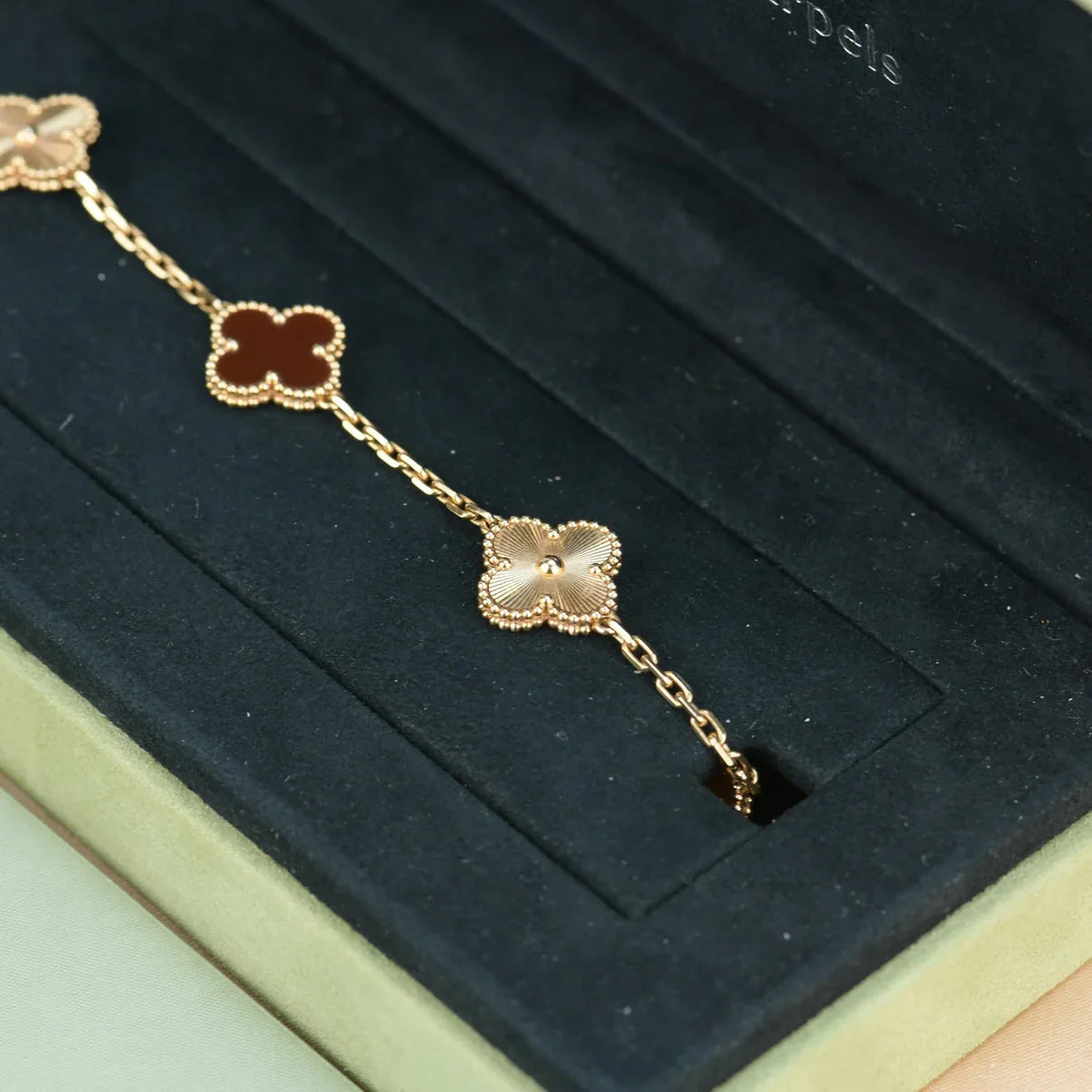 [Raffine] CLOVER 5 MOTIV ROTER KORNELIAN-ARMBAND KOLLEKTION