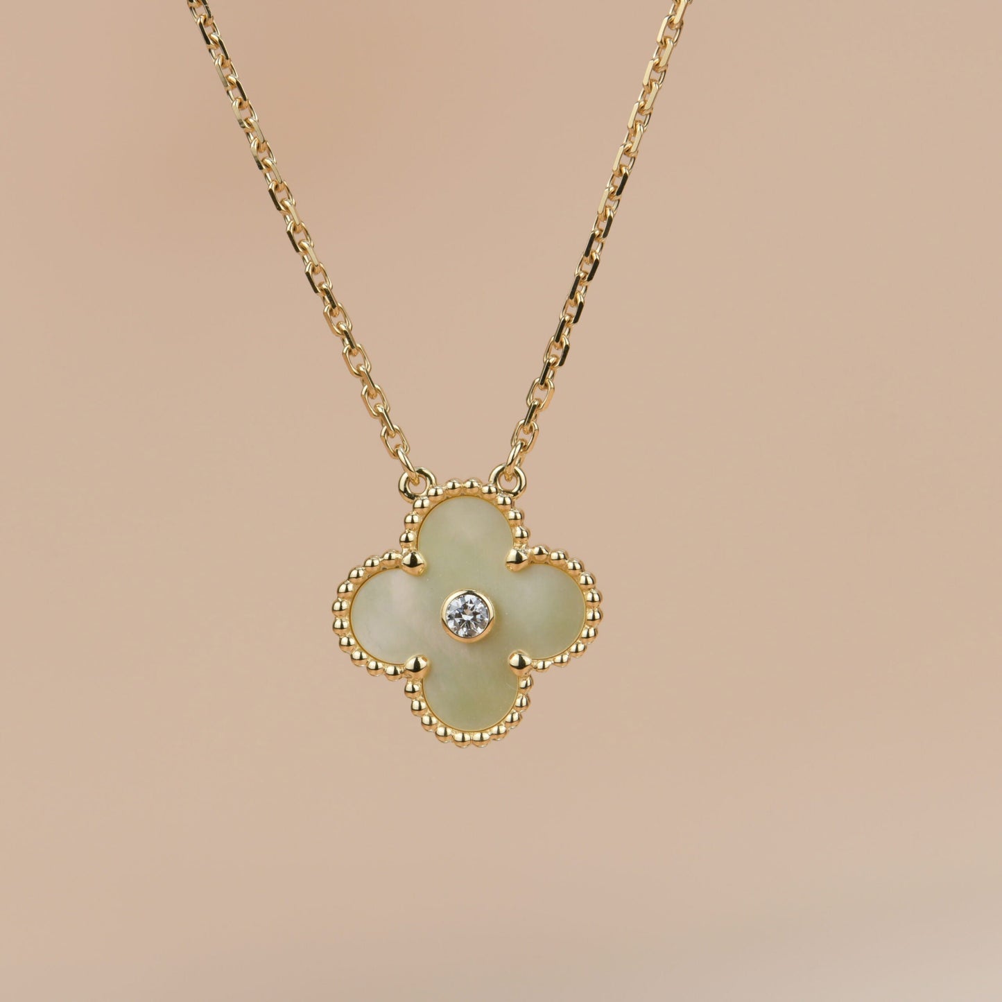 [Raffine] COLLAR DE NÁCAR Y ORO CON DIAMANTES DE 15 MM DE TRÉBOL