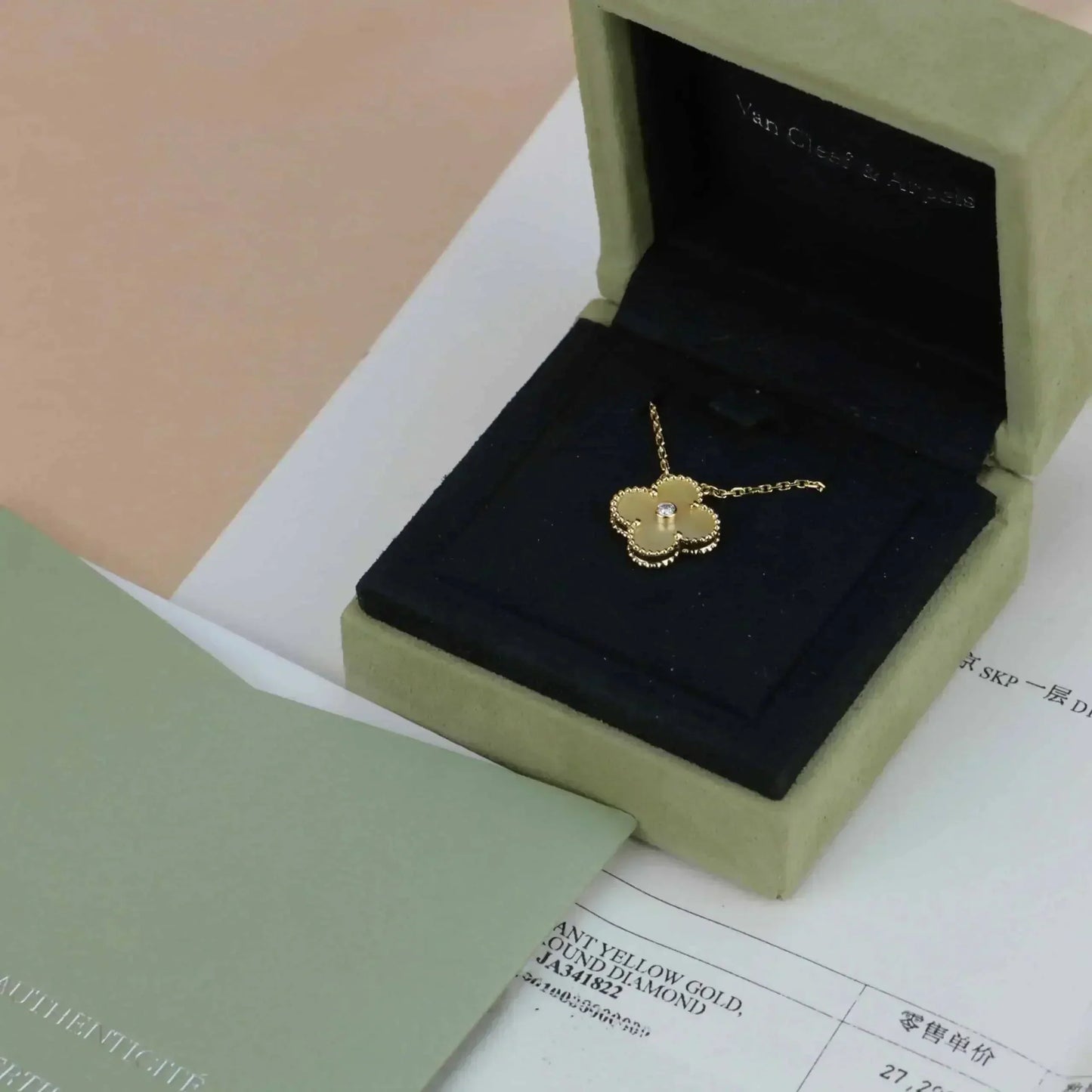 [Raffine] COLLAR DE NÁCAR Y ORO CON DIAMANTES DE 15 MM DE TRÉBOL