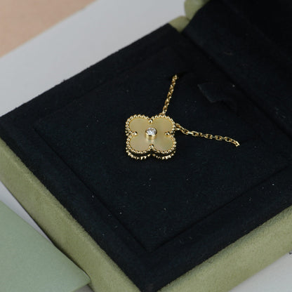 [Raffine] COLLAR DE NÁCAR Y ORO CON DIAMANTES DE 15 MM DE TRÉBOL