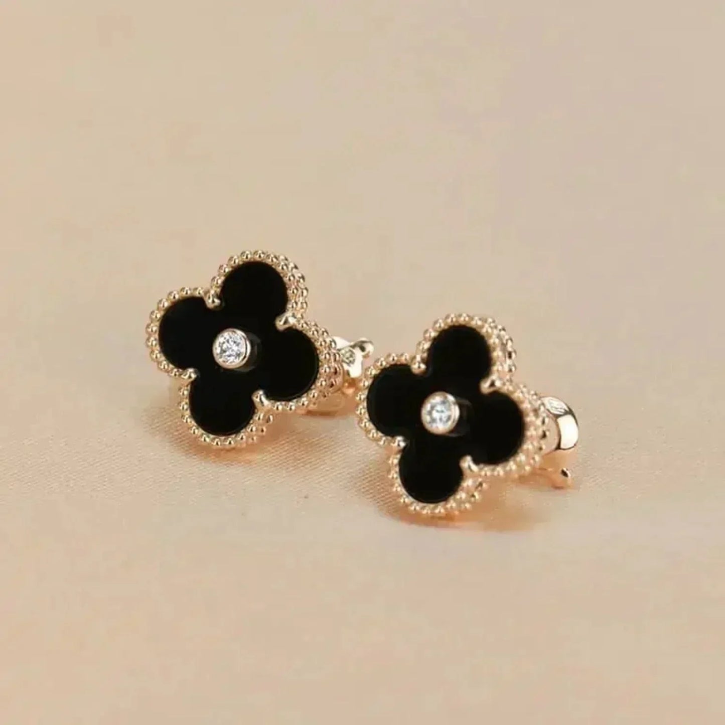 [Raffine]CLOVER MEDIUM 1 MOTIFS ONYX DIAMOND EARRINGS