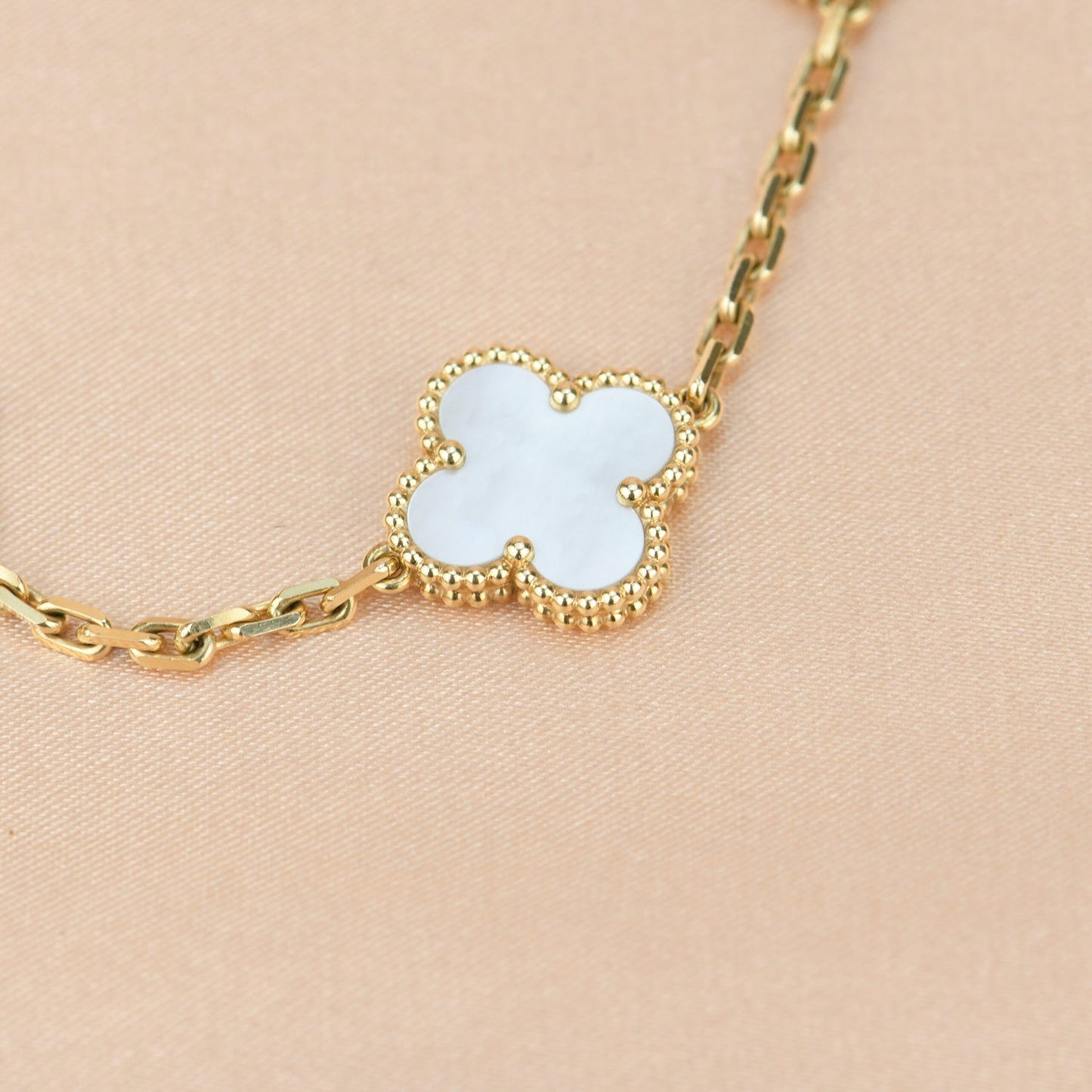 [Raffine]CLOVER  5 MOTIF WHITE MOP BRACELET