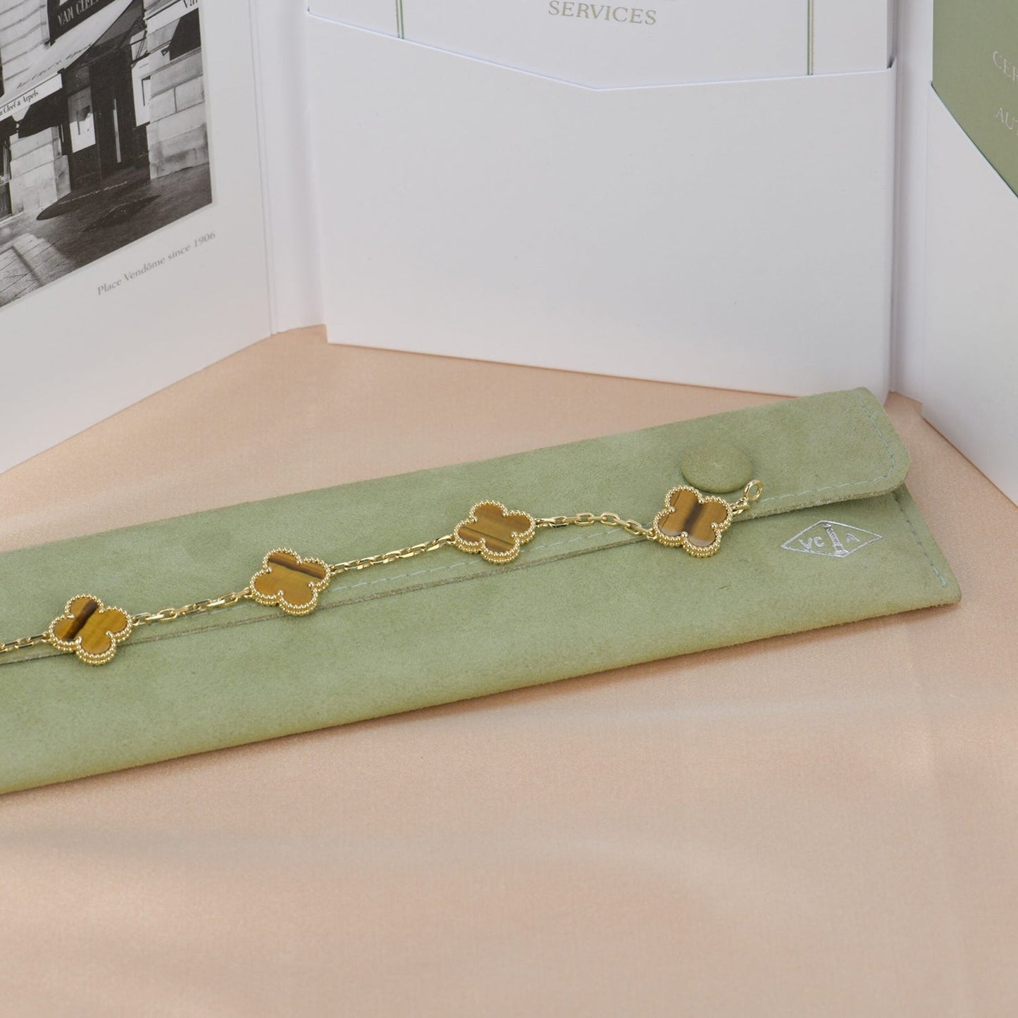 [Raffine] PULSERA DE OJO DE TIGRE CON 5 MOTIVOS DE TRÉBOL 