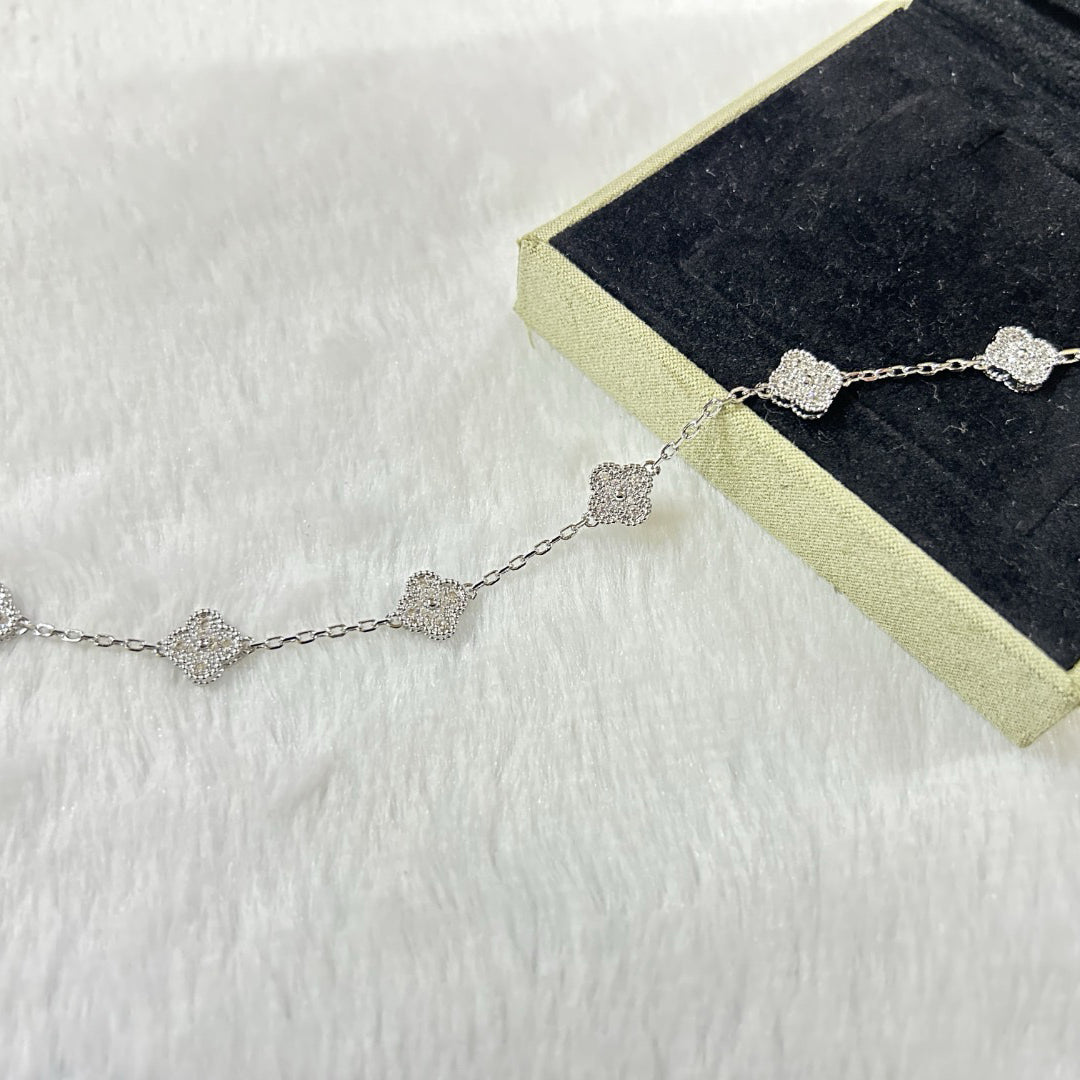 [Raffine] DIAMANTARMBAND MIT KLEEBLATT UND 6 MOTIV