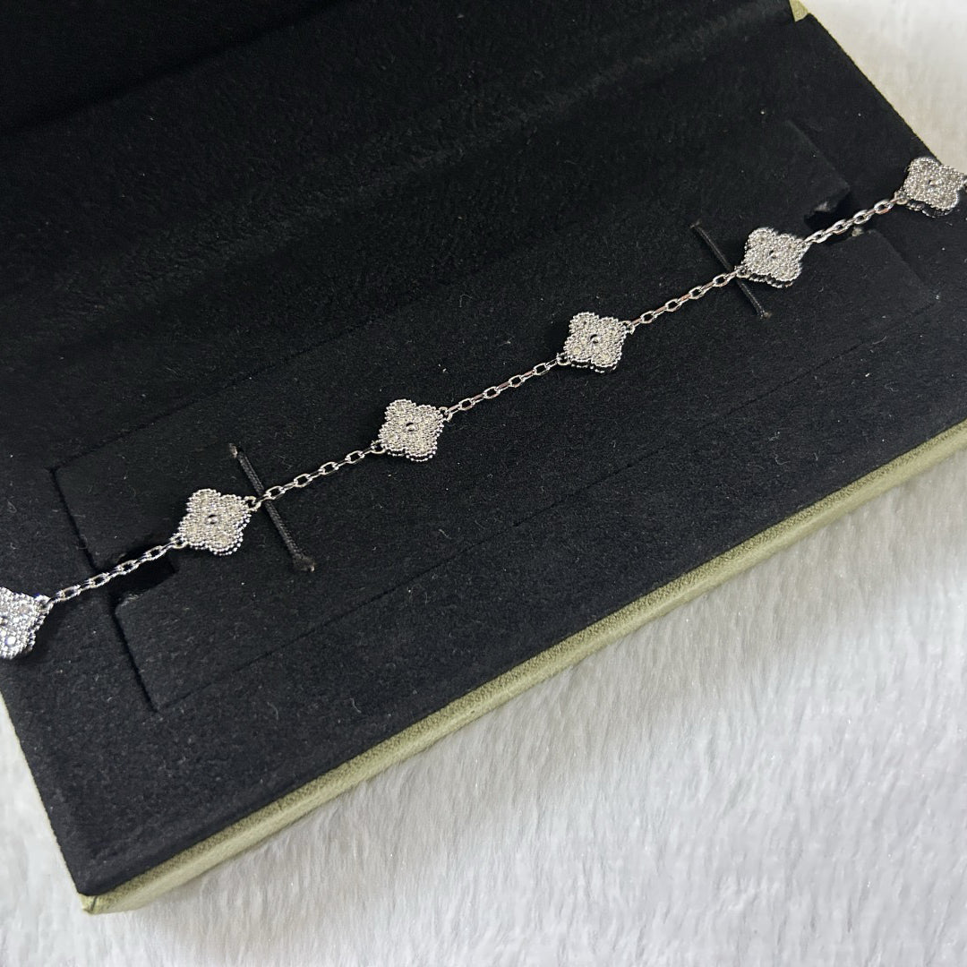 [Raffine] DIAMANTARMBAND MIT KLEEBLATT UND 6 MOTIV