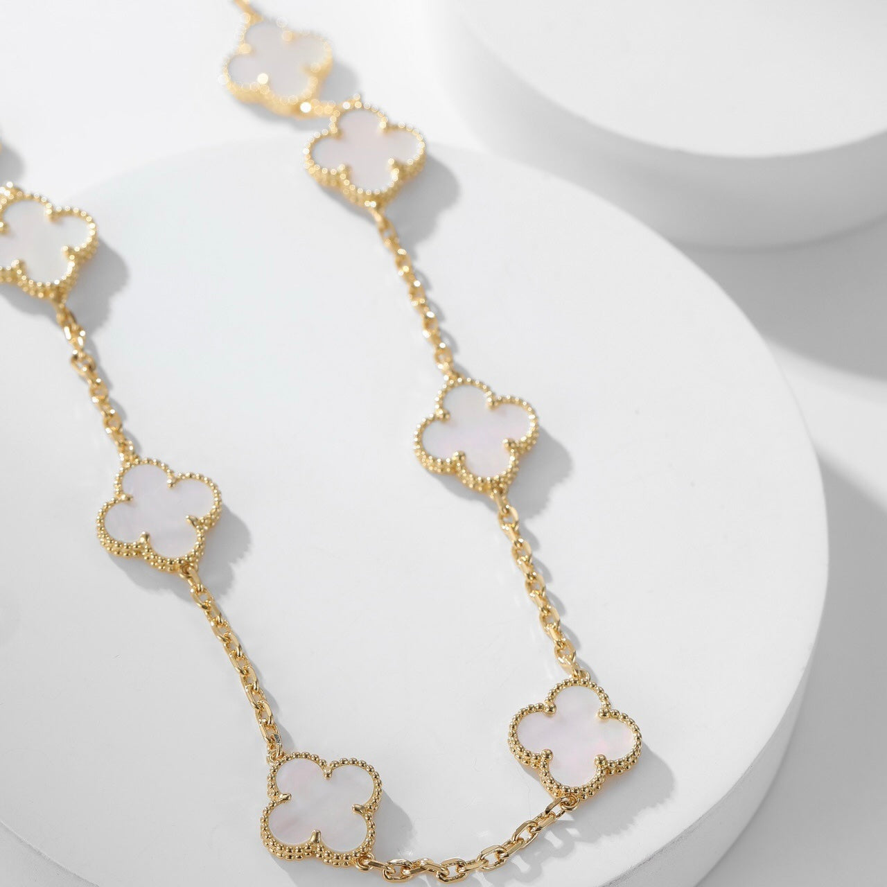 [Raffine] COLLAR DE NÁCAR BLANCO CON 10 MOTIVOS DE TRÉBOL