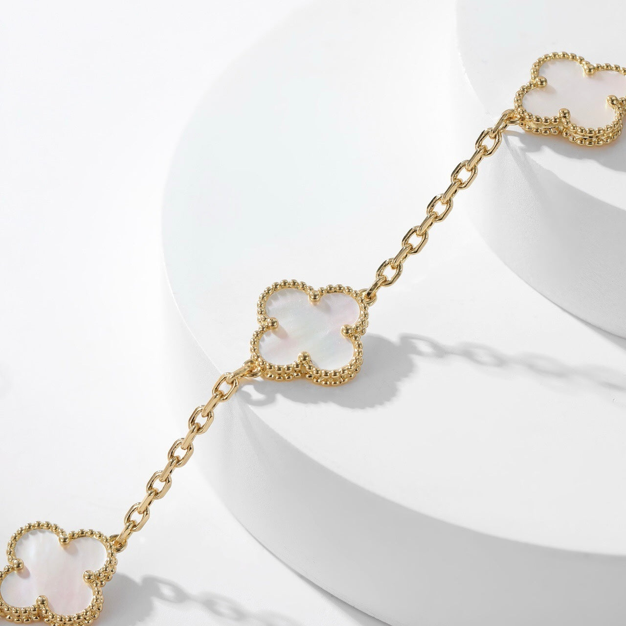 [Raffine] COLLAR DE NÁCAR BLANCO CON 10 MOTIVOS DE TRÉBOL