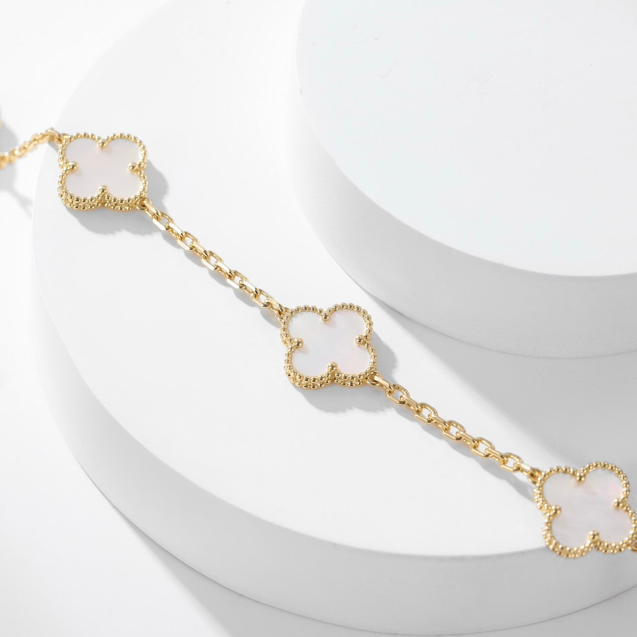 [Raffine] COLLAR DE NÁCAR BLANCO CON 10 MOTIVOS DE TRÉBOL