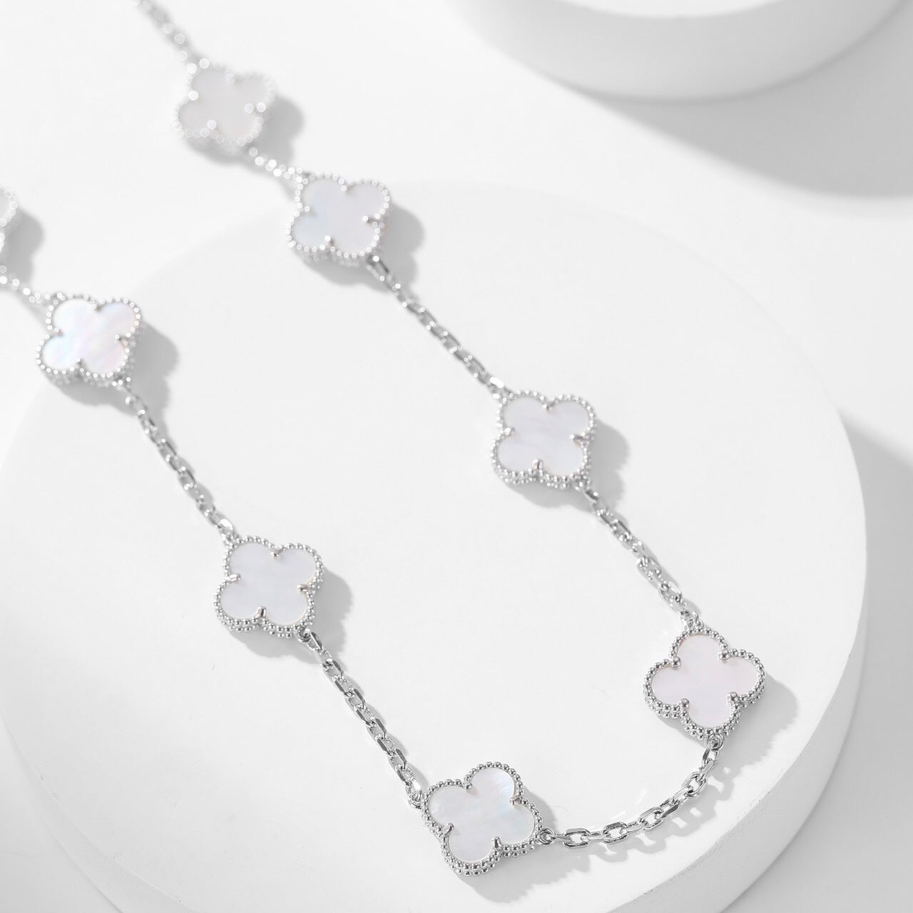 [Raffine] COLLAR DE NÁCAR BLANCO CON 10 MOTIVOS DE TRÉBOL
