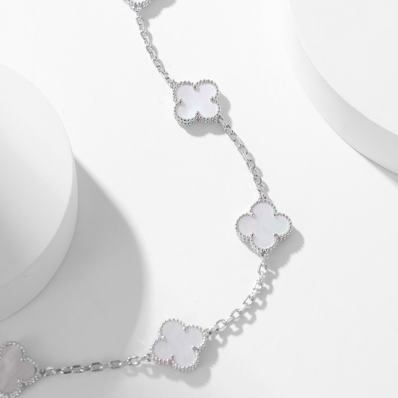 [Raffine] COLLAR DE NÁCAR BLANCO CON 10 MOTIVOS DE TRÉBOL