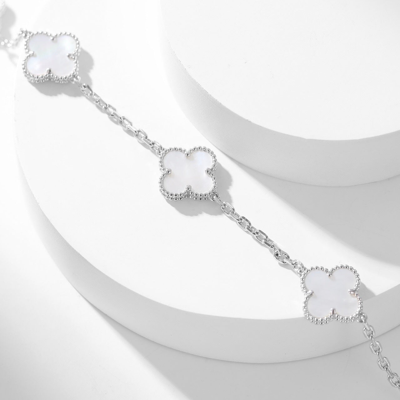[Raffine] COLLAR DE NÁCAR BLANCO CON 10 MOTIVOS DE TRÉBOL