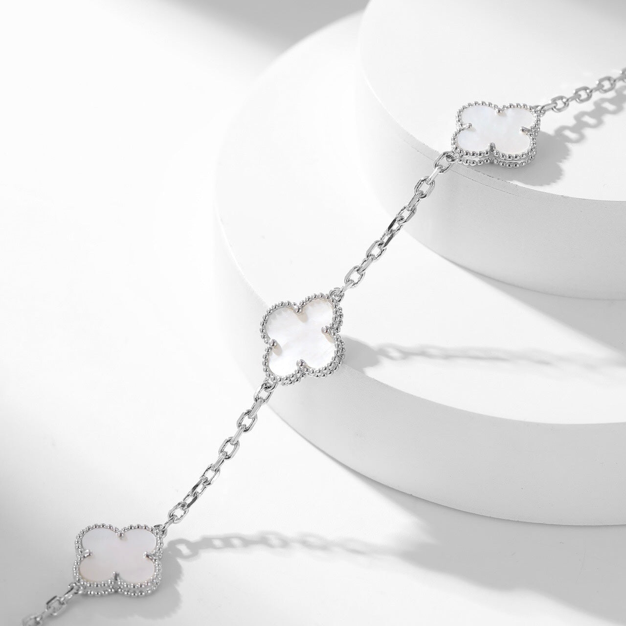 [Raffine] COLLAR DE NÁCAR BLANCO CON 10 MOTIVOS DE TRÉBOL