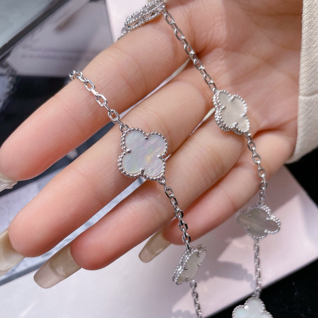 [Raffine] COLLAR DE NÁCAR BLANCO CON 10 MOTIVOS DE TRÉBOL